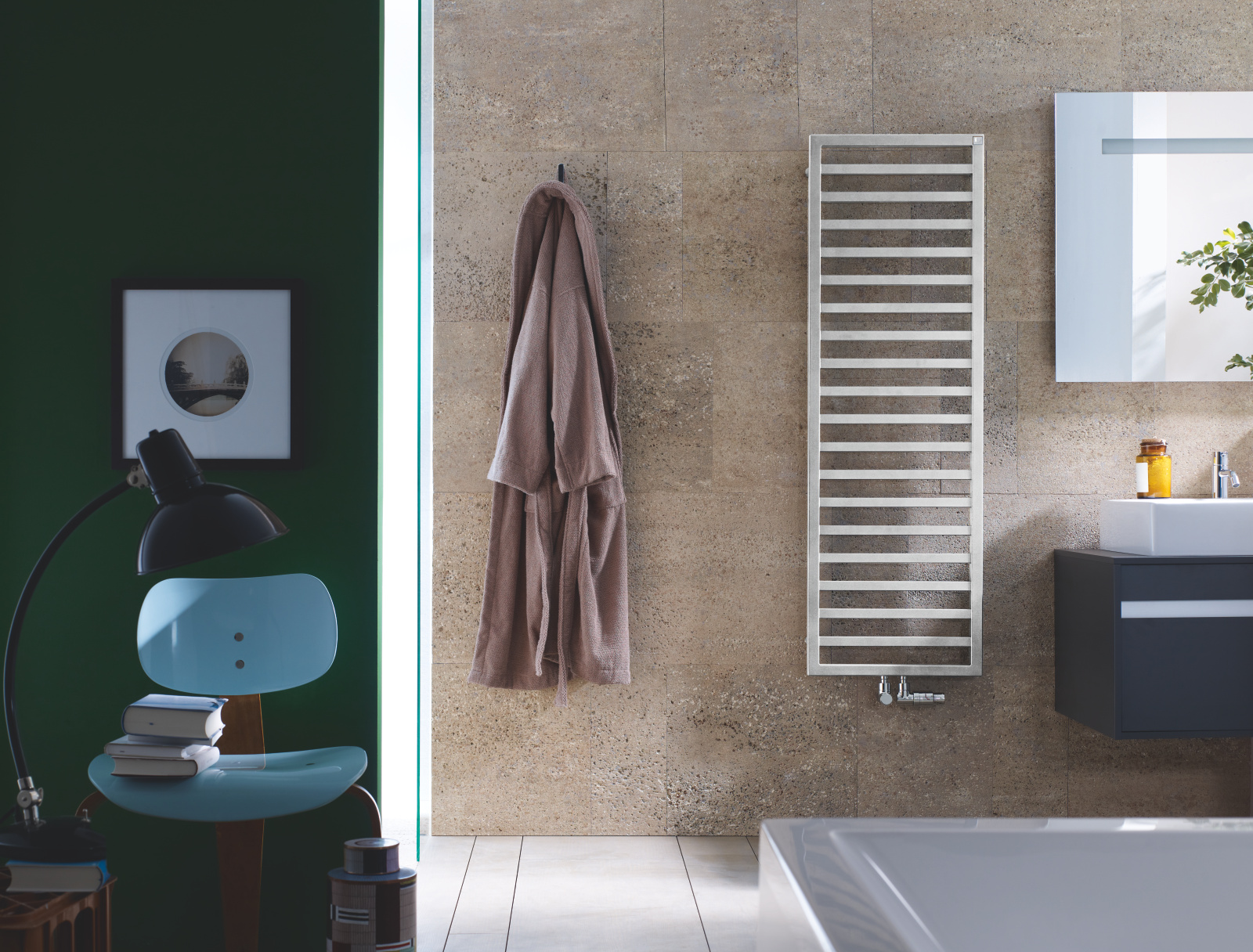 Zehnder_RAD_Quaro-HY_bathroom_angle_angle version Rendering Zehnder Quaro Decorative radiator Front view