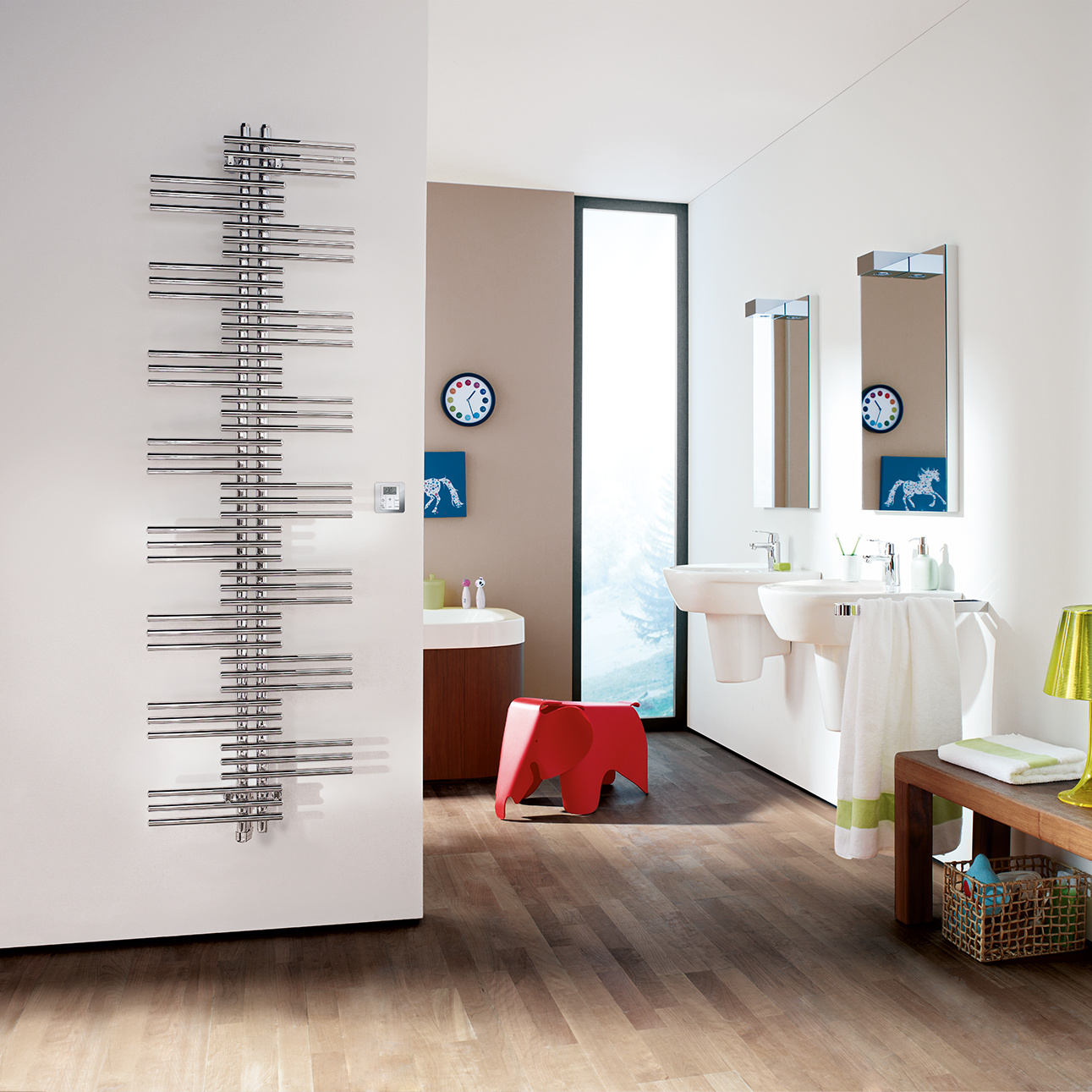 Zehnder_RAD_Yucca-EL_RACY_1800_chrome_bath1_family_02_print+web